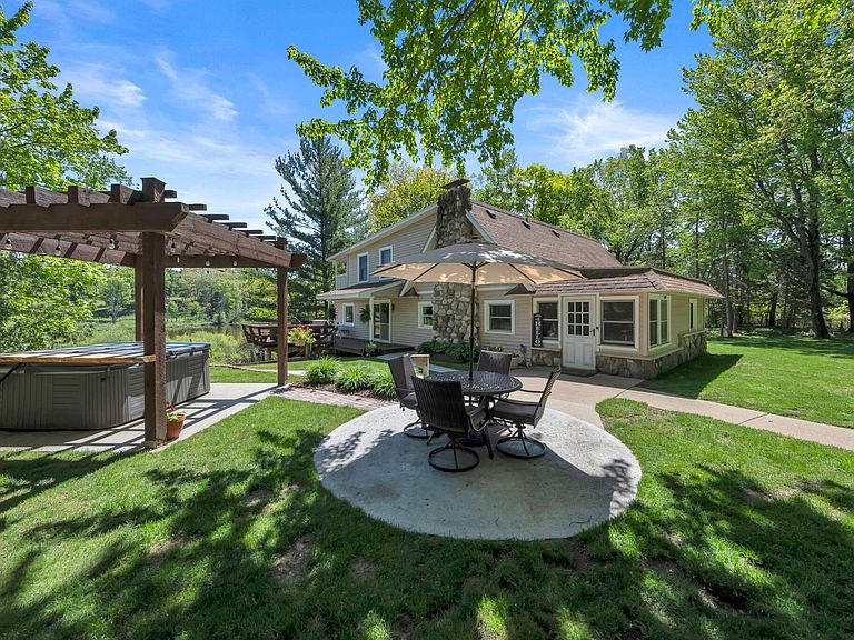 Riverfront deck and wooded grounds at Sapphire River Retreat